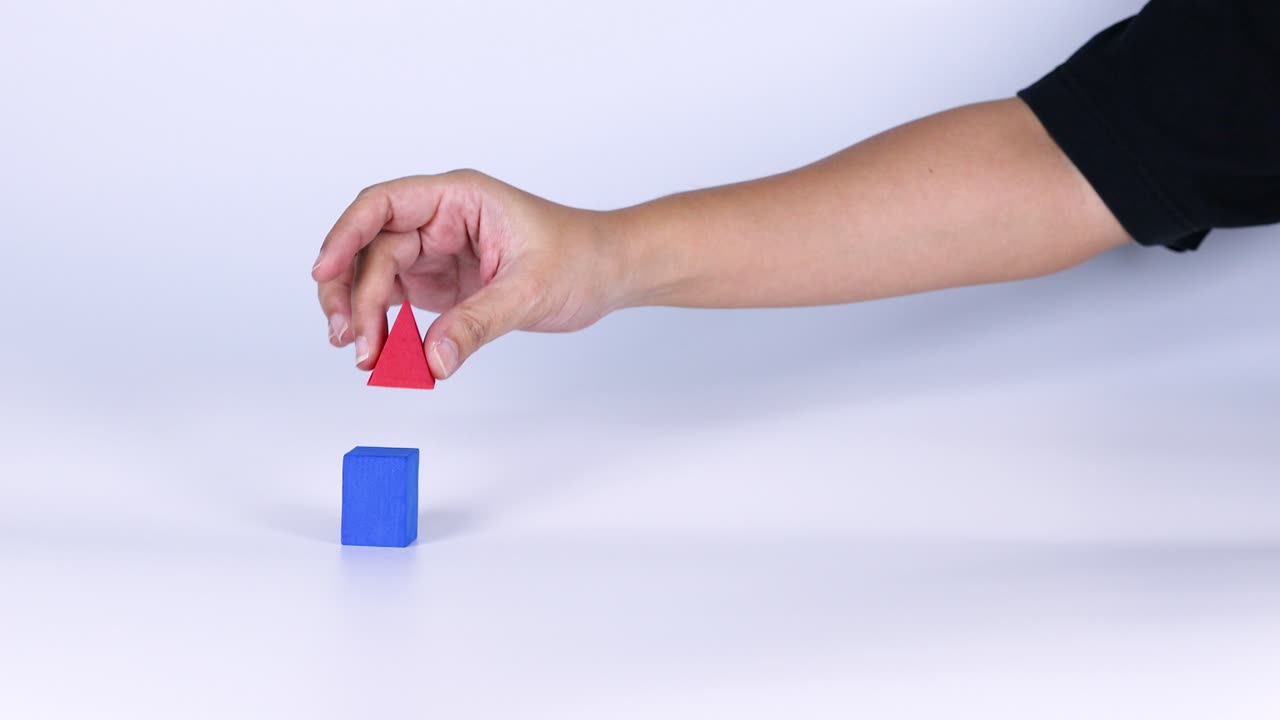 apilamiento a mano de formas geométricas en una superficie