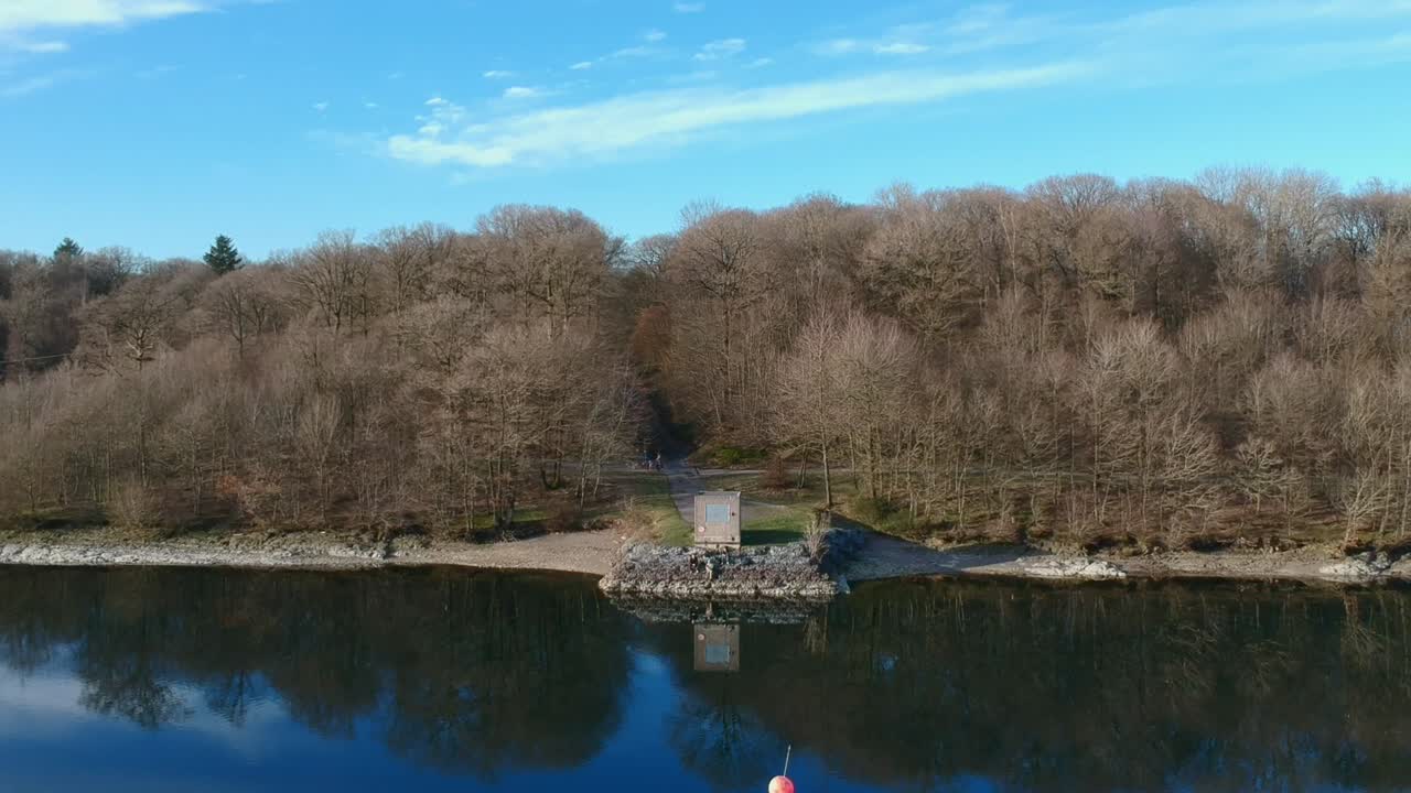 호수에 비친 아름다운 풍경