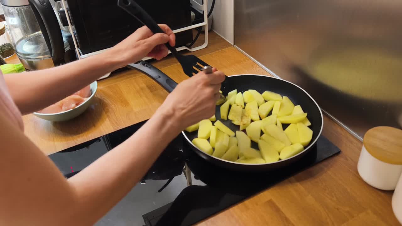 cocinar patatas en una sartén