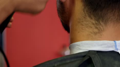 hombre cortándose el cabello por un peluquero 4k