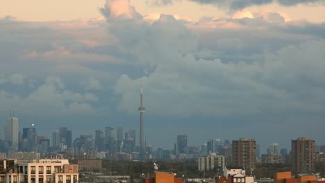 Zeitraffer-Der-Skyline-Von-Toronto-Mit-Sturmwolken,-Die-Darüber-Ziehen