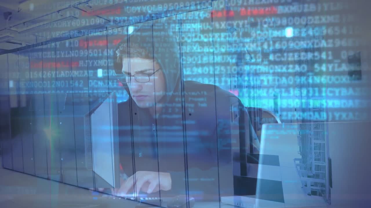 animación de un hombre encapuchado pirateando una computadora