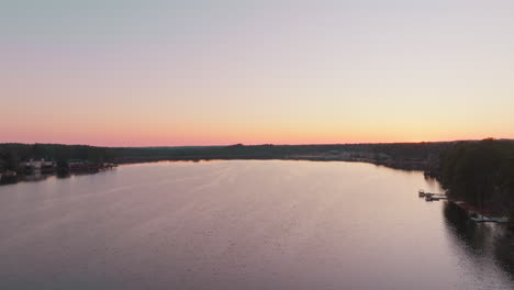 Vistas-Aéreas-De-Un-Lago-Al-Atardecer-En-Carolina-Del-Norte