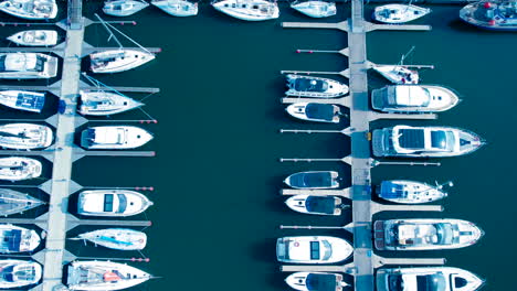 fotografía aérea de arriba hacia abajo de aparcamiento de botes a motor y veleros en la marina de gdynia, polonia