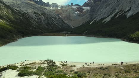 vista aérea de la laguna esmeralda con personas en la costa