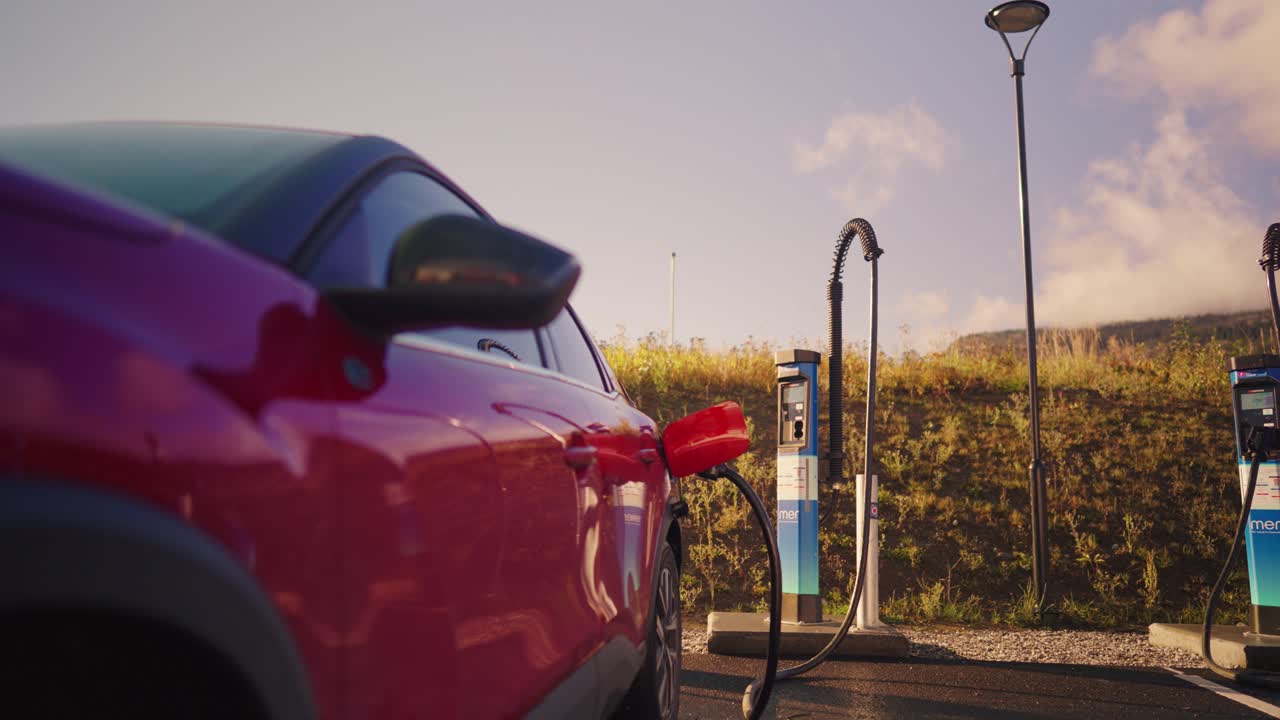 Norveç'te şarj olan bir elektrikli araç.