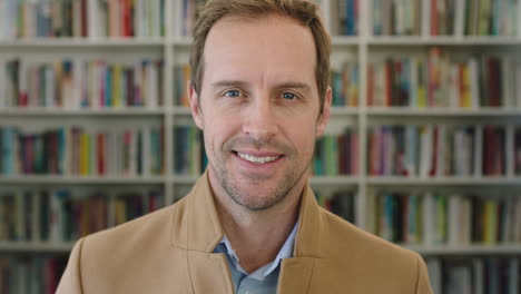 Retrato-De-Un-Atractivo-Hombre-De-Negocios-Caucásico-Sonriendo-Feliz-Mirando-La-Cámara-En-El-Fondo-De-La-Estantería-De-La-Biblioteca-Exitoso-Joven-Empresario