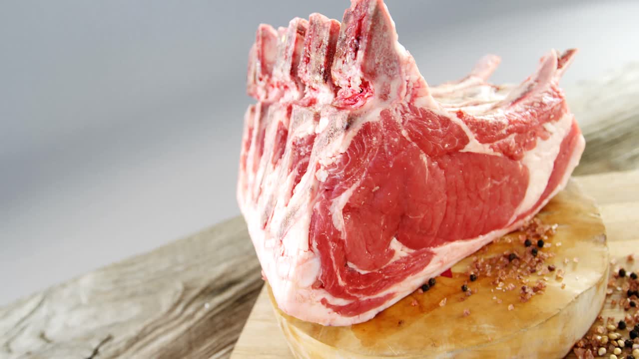 나무판에  ⁇ 은 생고기 갈비 ⁇ 와 재료