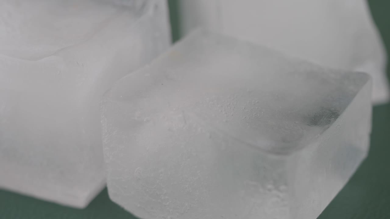 cerca de cubitos de hielo