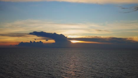 corriente oceánica olas nubes puesta de sol en el horizonte en el mar