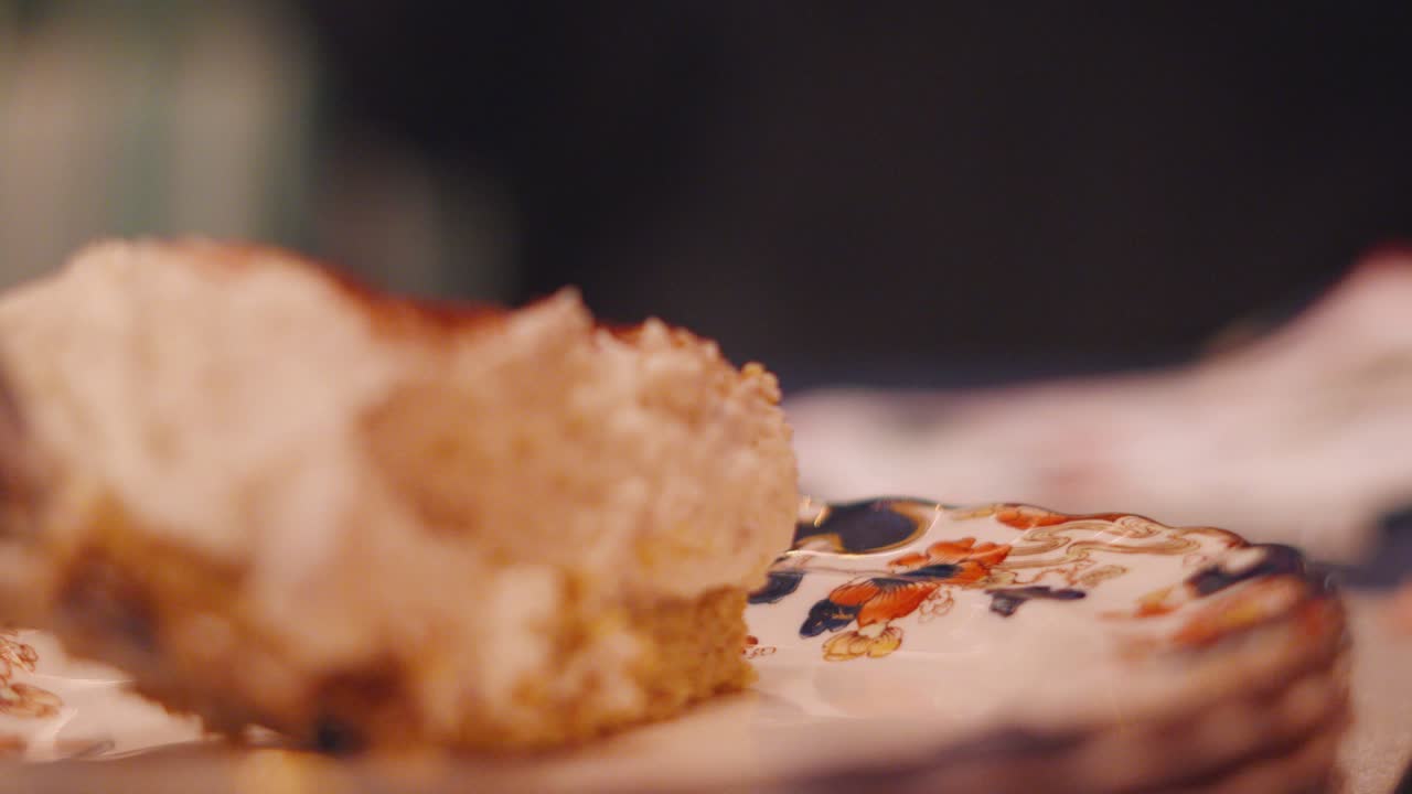 집에서 만든 치즈 케이크 디저트와 버터 비스 베이스가 조심스럽게 접시에 배치됩니다. 느린 동작 맛있는 음식 영상 4k.