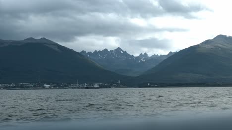 Vista-De-Puerto-Williams-Desde-Un-Barco-En-El-Canal-Beagle