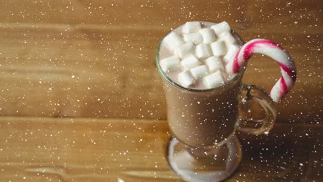 nieve cayendo con chocolate caliente de navidad