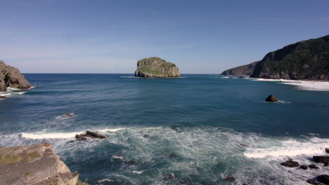 stil shot del paisaje sereno de gaztelugatxe y la bahía de vizcaya