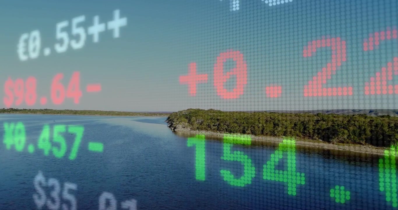 Juokseva teksti ilmestyy ensimmäisessä ruudussa rannikkojokimaiseman yllä, numeroiden vaihtuessa näyttämään markkinapäivityksiä.