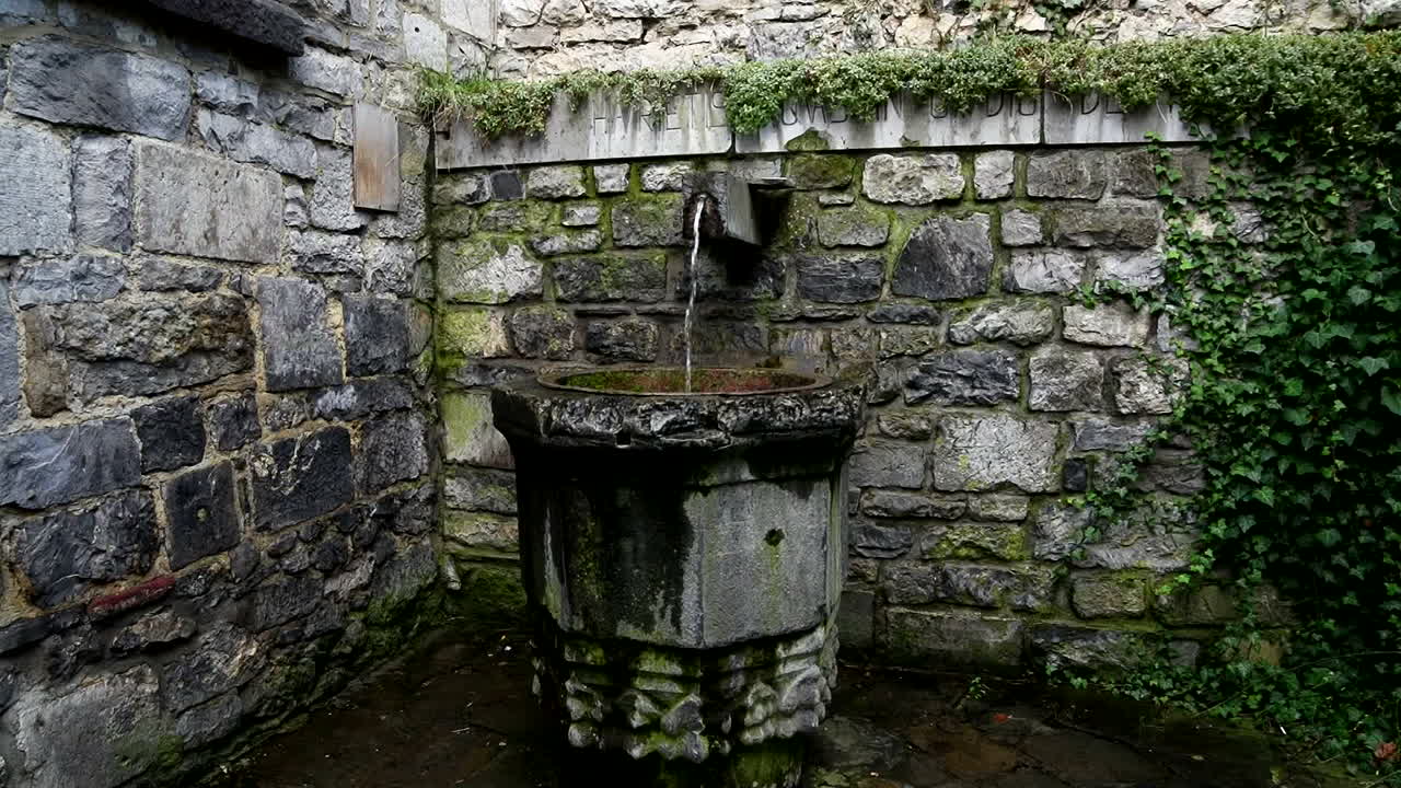 antiguas fuentes de agua donde la principal fuente de agua potable en la época medieval, por lo tanto, a menudo se encuentran en castillos