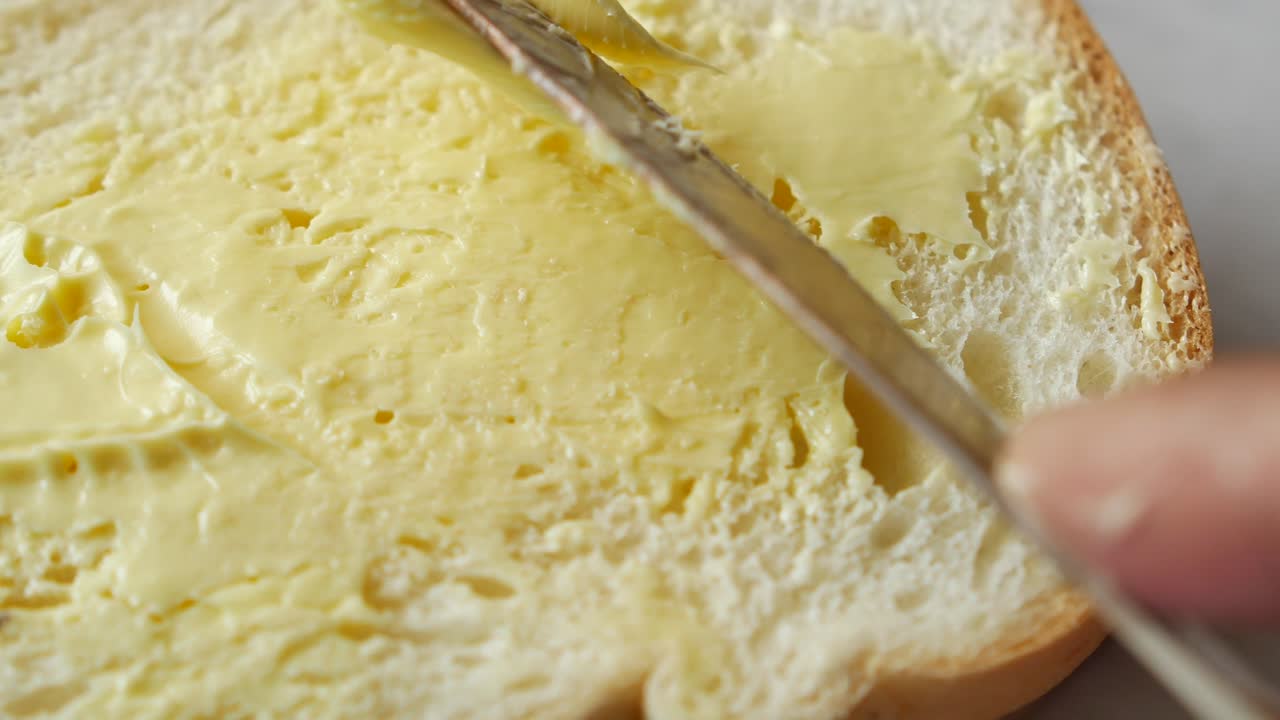 mantequilla fresca en un pan ,