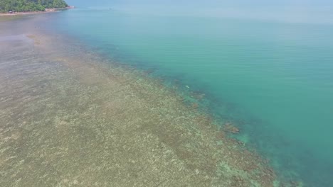 Toma-Aérea-De-Un-Arrecife-De-Coral-En-Una-Isla-Tropical-En-Tailandia