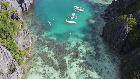 Pequeña-Laguna-En-La-Isla-Miniloc,-El-Nido,-Filipinas,-Disparo-De-Drone