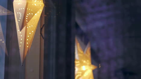 lámparas de estrellas de navidad colgadas en la ventana. de cerca