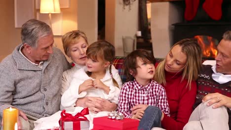 Familia-De-Tres-Generaciones-Celebrando-La-Navidad