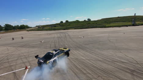 coche a la deriva en una vía
