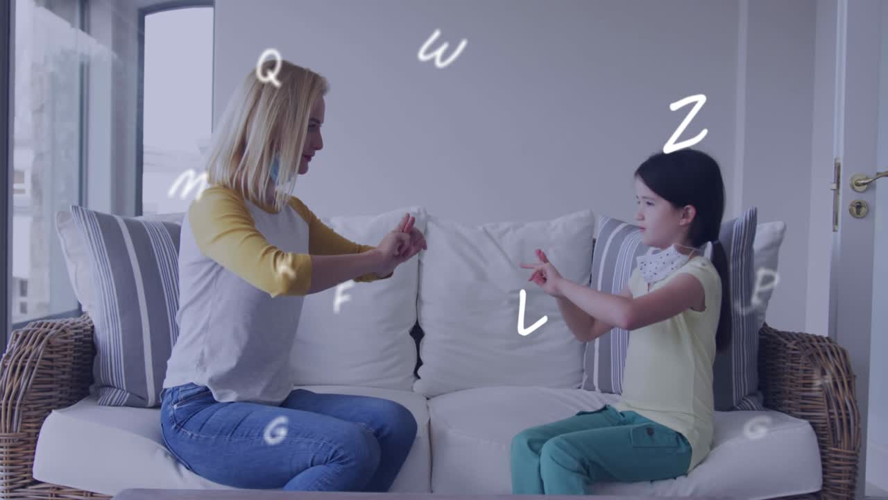 표정 언어를 사용하여 얼굴 마스크를 쓰고 있는 백인 여성과 그녀의 딸에 대한 편지 애니메이션