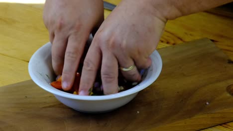 el chef mezclando la ensalada