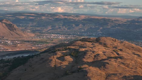 Puesta-De-Sol-Sobre-La-Ciudad:-Perspectiva-Aérea-De-Kamloops-Con-Desierto-Semiárido-Y-Río-Thompson