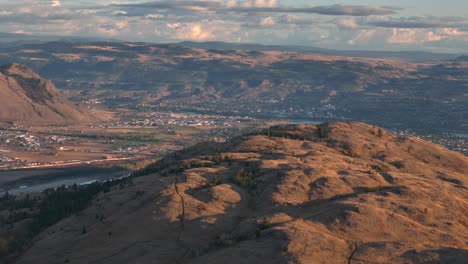 el atardecer sobre la ciudad: perspectiva aérea de kamloops con el desierto semiárido y el río thompson
