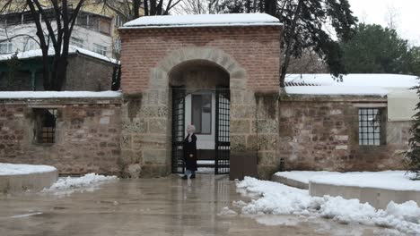 Stroll-in-mosque-courtyard