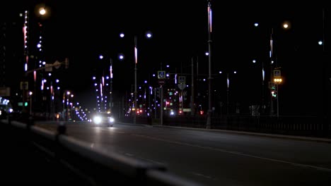 escena de la calle de la ciudad nocturna con puente iluminado