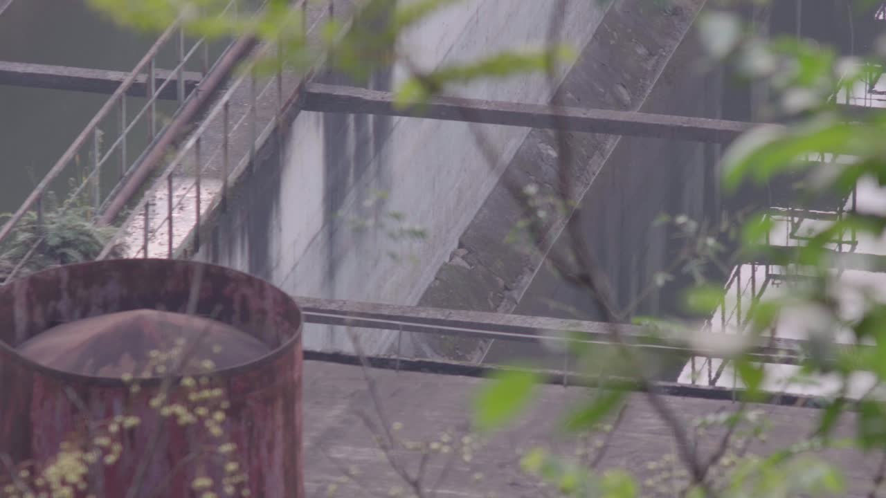 조용한 버려진 공장은 곧 리모델링을 받게 될 것입니다.