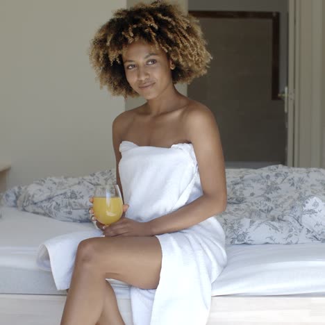 mujer relajada bebiendo jugo de naranja