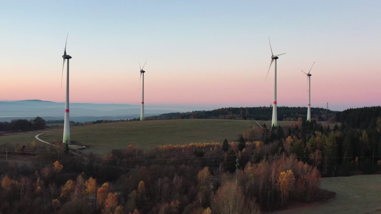 풍력 터빈은 다채로운 황혼 풍경에 주차되어 있습니다.
