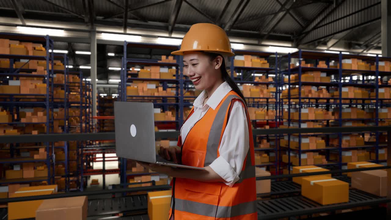 Lavoratore di magazzino che controlla l'inventario con il portatile
