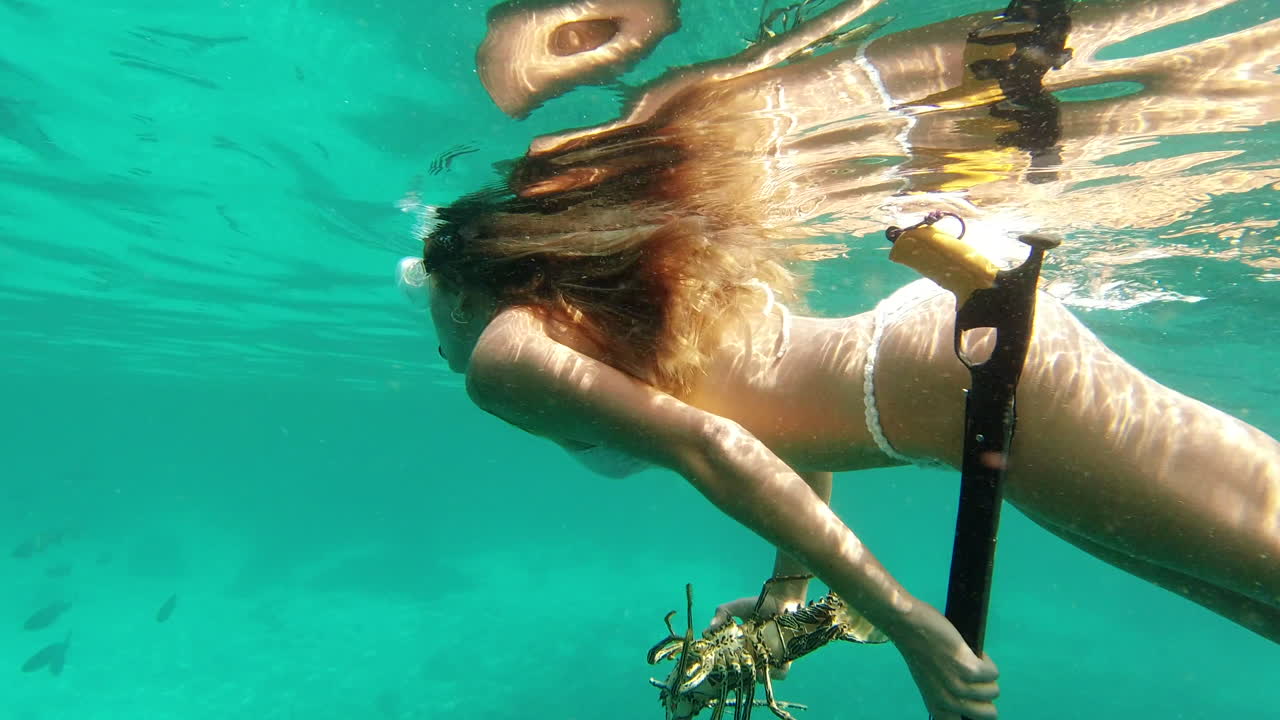 바다에서 수영하는 여자