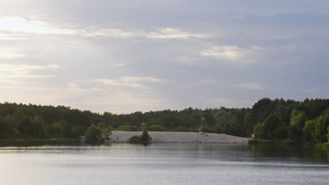 spiaggia su un lago