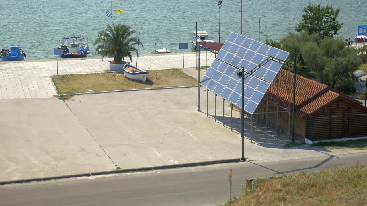 vista superior de los paneles solares en el muelle de la calle del barco del pireo, grecia
