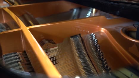 el piano interior fue filmado en negro 4k