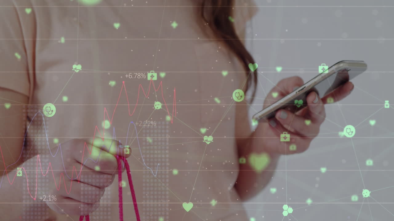 animación de procesamiento de datos financieros e íconos sobre mujer caucásica usando teléfono inteligente.