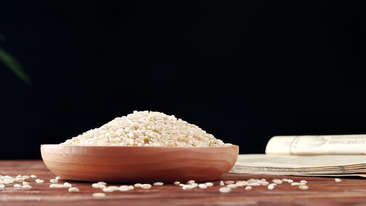 다양한 색의 다양한 원시 건강한 곡물 음식, 다양한 곡물, 곡물, 콩, 콩류는 광고 개념을 위해 목조 장식으로 회전됩니다.