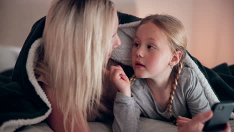 Mutter,-Mädchen-Und-Lächeln-Im-Schlafzimmer