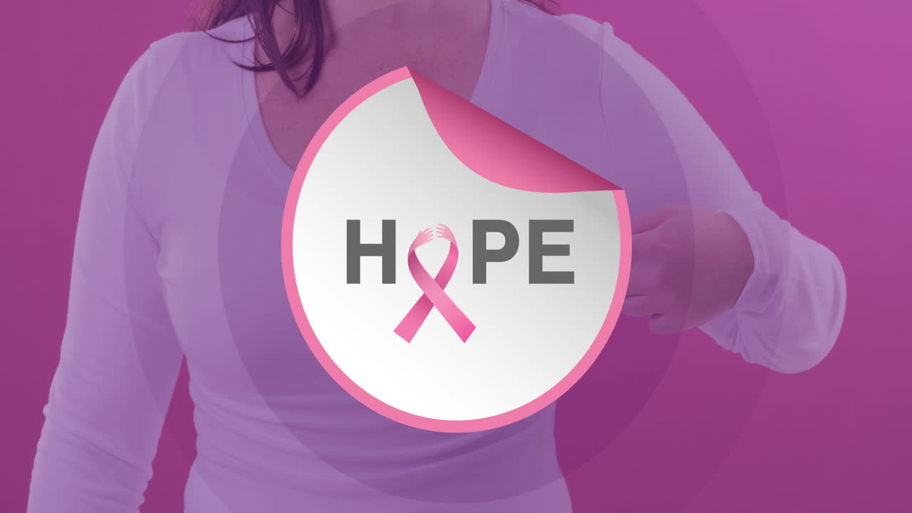 핑크색 암 인식 리본을 입은 백인 여성에 대한 유방암 인식 텍스트의 비디오