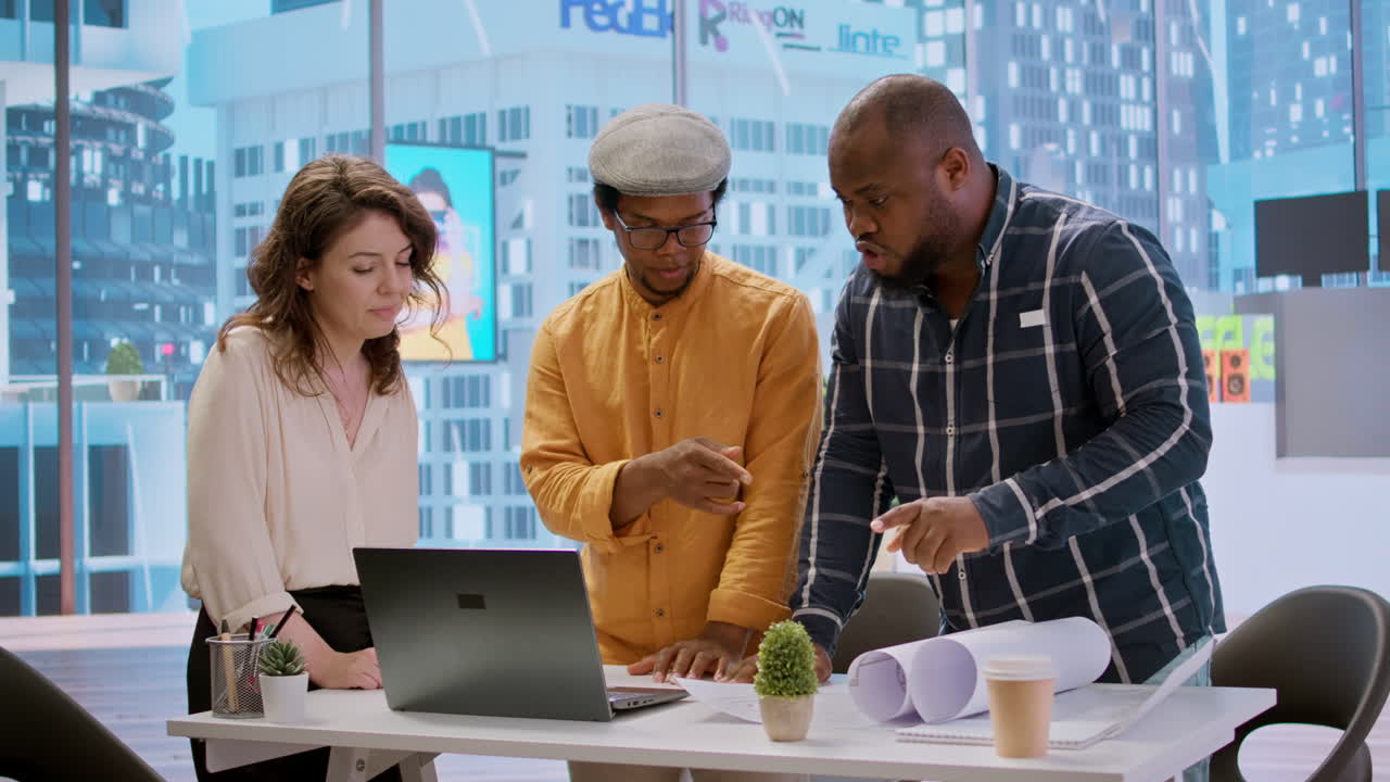 propietario de una empresa intercambiando ideas con un agente inmobiliario y un contratista durante un recorrido por la oficina