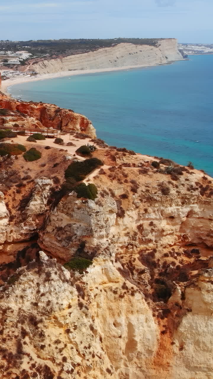 Vista Panoramica di Scogliere Costiere Frastagliate e Oceano Turchese