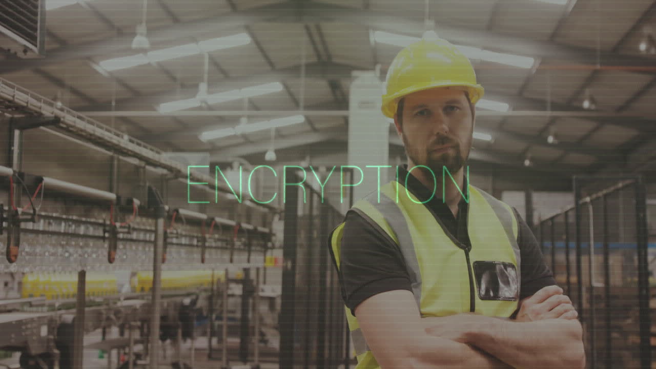 animación de texto de encriptación sobre trabajador de fábrica en equipo de seguridad cruzando brazos