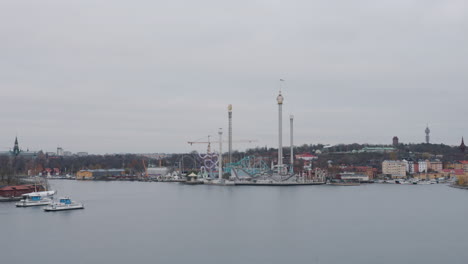 Panorama-Der-Stadt-Stockholm-An-Einem-Grauen-Herbsttag---Vergnügungspark-Grona-Lund,-Djurgarden-Und-Stockholms-Bucht