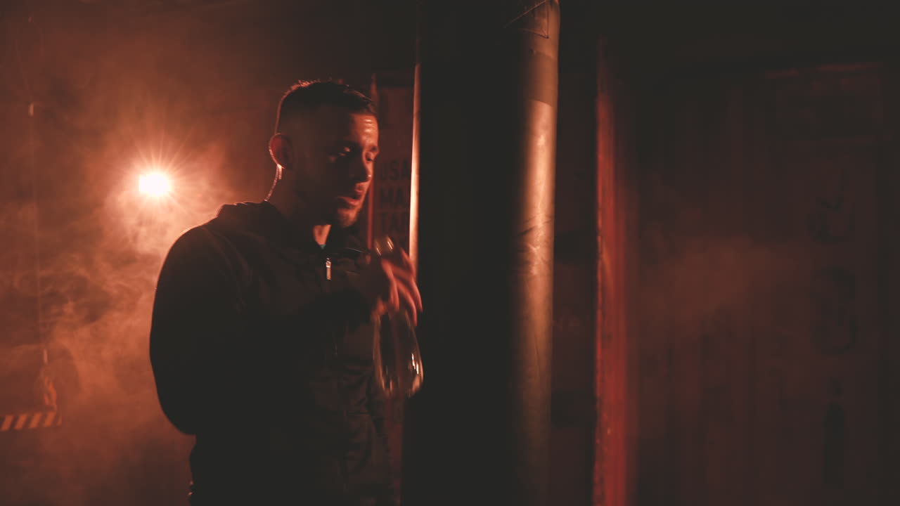 남자 선수는 운동 후 물을 마신다