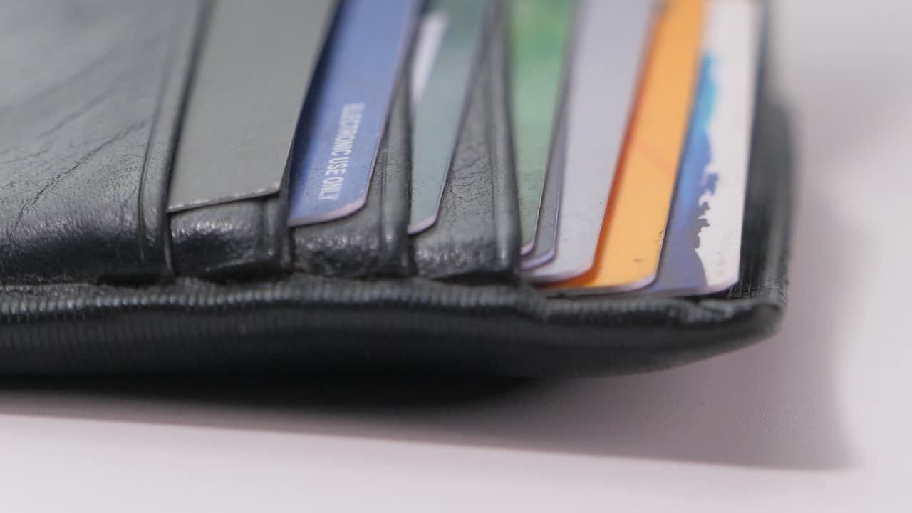 billetera de cuero negra con tarjetas de crédito